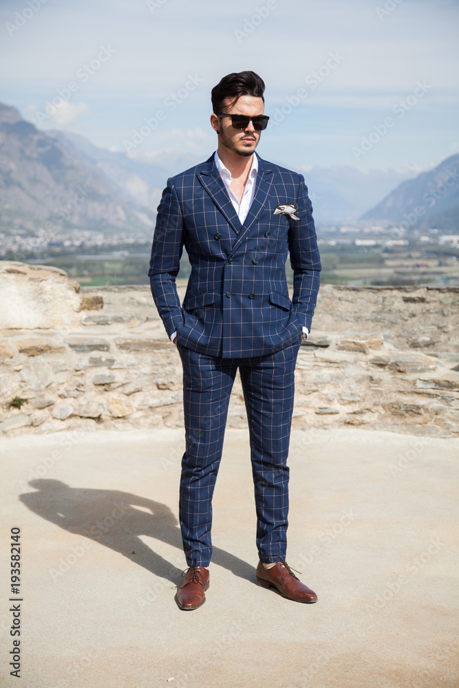 Homme Classe En Costard En Haut D une Tour Stock Photo Adobe Stock
