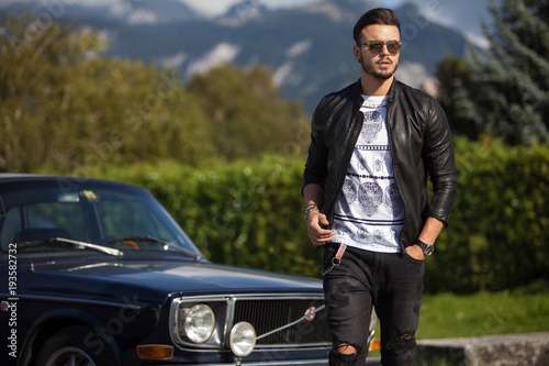 Homme rock près d'une voiture