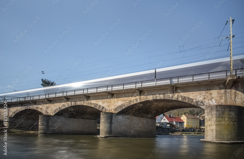 Fahrender Zug auf einer Brücke