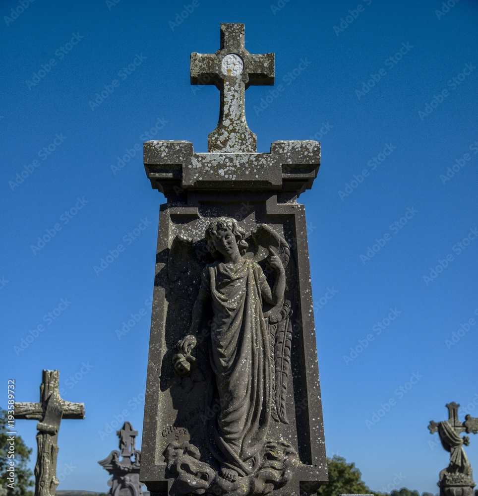 Monument funéraire au cimetière de Saint-Urcize, Cantal, France