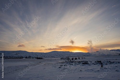 Coucher de soleil derrière la montagne 