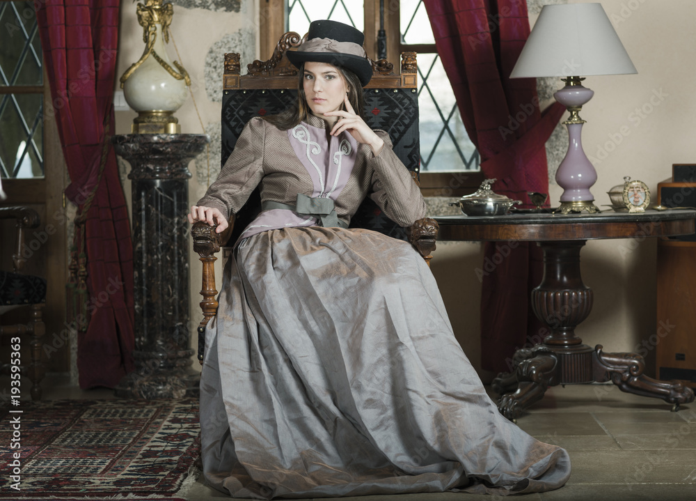 femme robe époque victorienne dans un château foto de Stock | Adobe Stock