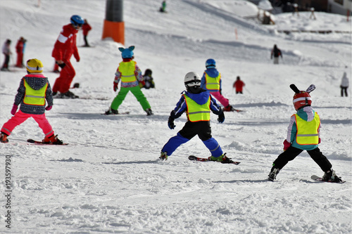 Dzieci w szkole narciarskiej
