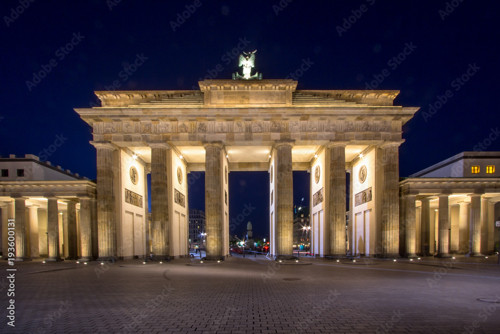 Obraz premium Brandenburger Tor in Berlin at night