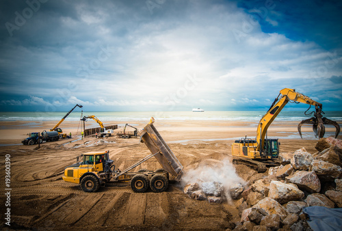 chantier en action sur la plage photo