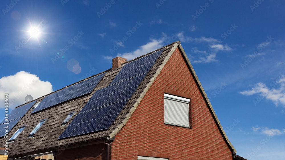 Dach mit Solarzellen und Sonnenschein