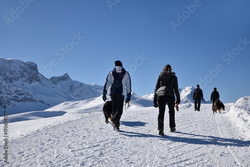 Randonneurs en hiver dans l'Oberland bernois en Suisse