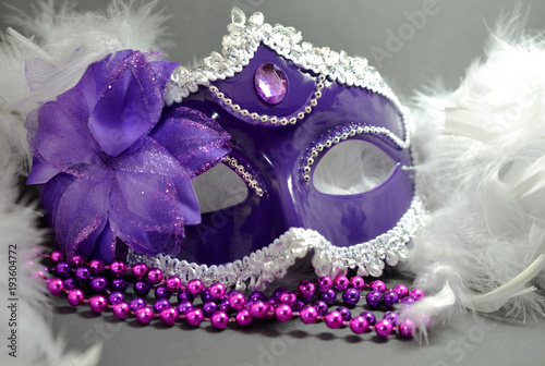 Fototapeta Naklejka Na Ścianę i Meble -  Purple Mask with feather boa and beads
