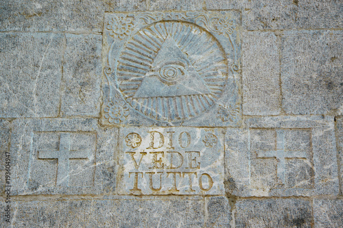 Картината върху платно Written on the stone wall Dio vede tutto/God sees everything and masonic sym