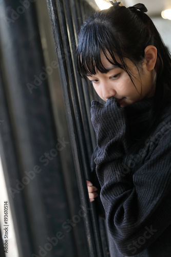 Young pretty girl wearing black cotton sweatshirt outdoor backgound