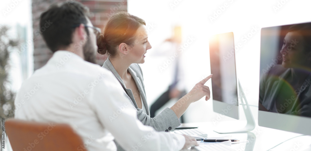 office workers discuss the current problems office workers discuss the current problems