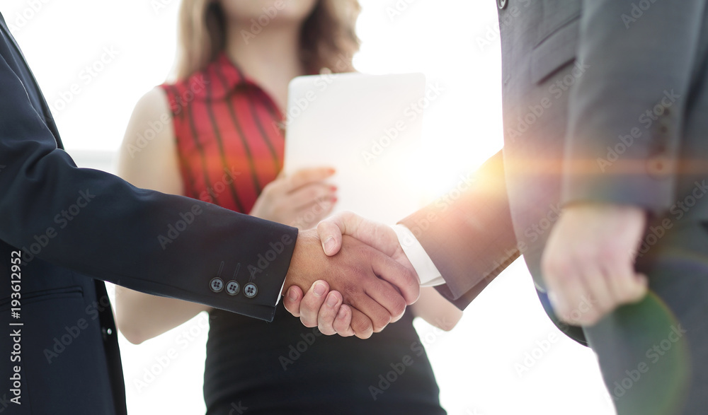 Obraz premium Businessmen handshaking after good deal. Business concept