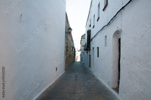 Narrow alley in Arcos de la Frontera © Jennifer de Montfort