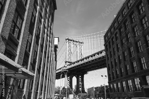 Manhatten Bridge through the buildings in Brooklyn © Alex