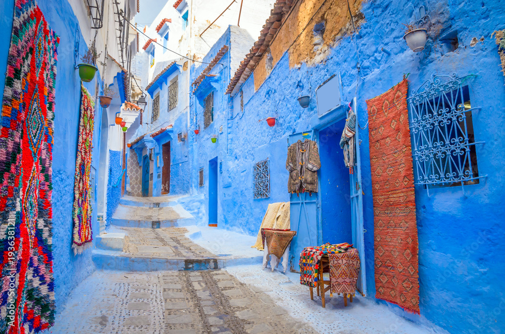 Fototapeta premium Piękna ulica błękitny Medina w mieście Chefchaouen, Maroko, Afryka.