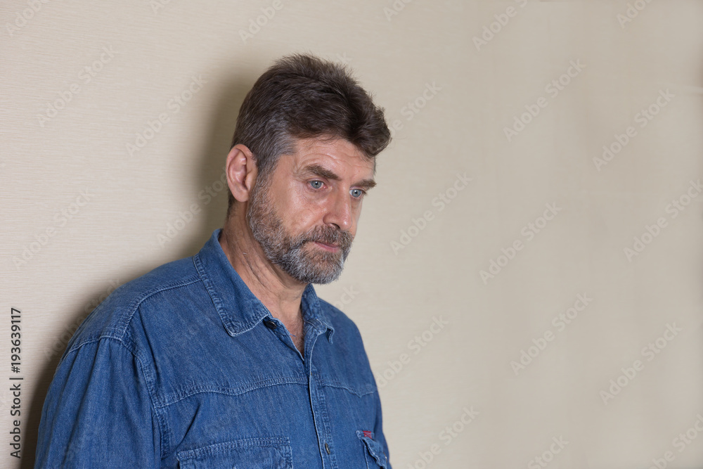 Obraz premium Old man is sad