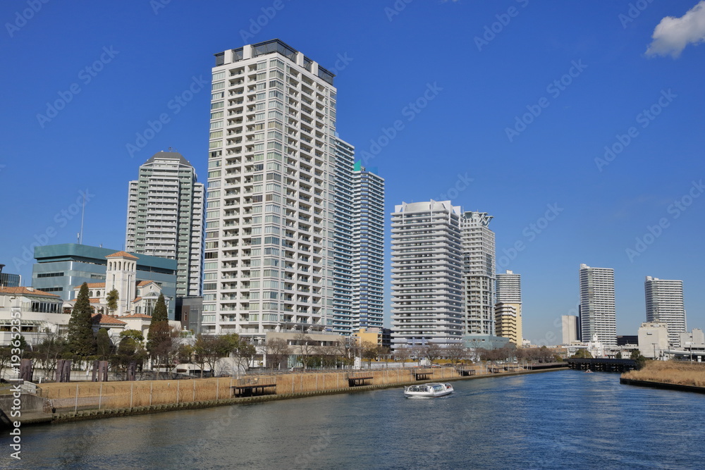 横浜ポートサイド公園と高層ビル