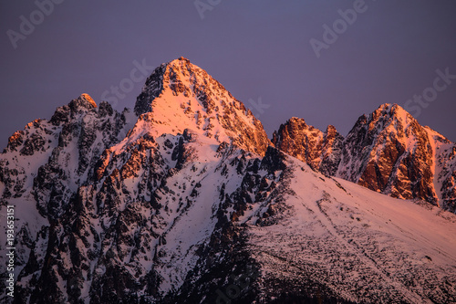 First sun rays in the mountains © tempisch