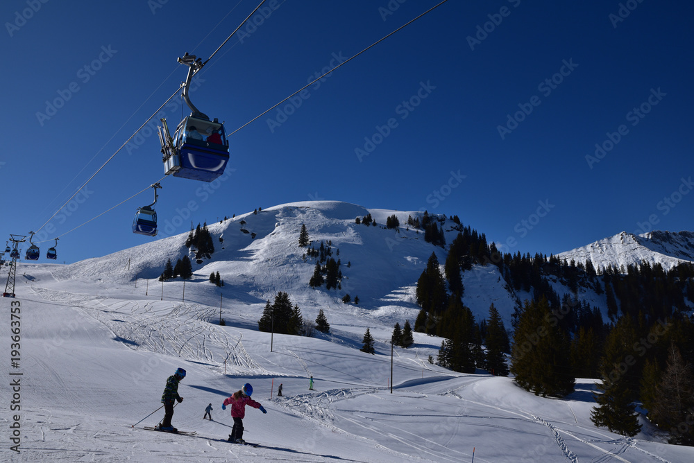Skieurs et télécabines à Lenk dans l'Oberland bernois en Suisse