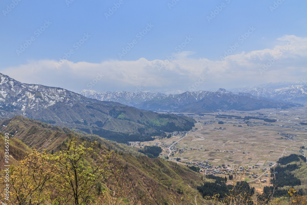 春の坂戸山の山頂から見た風景