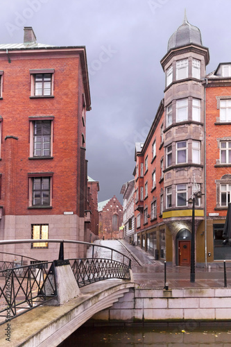 Гроза на канале в европейском городе со старой и новой архитектуре. Дания, Орхус, улица Harald Skovbys Gade