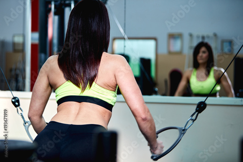 Palestra, ragazza allena braccia photo