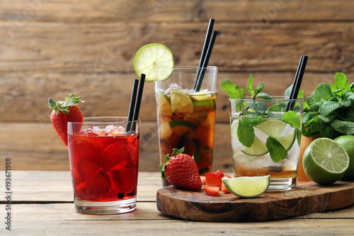 cocktail alcolico con frutta 
