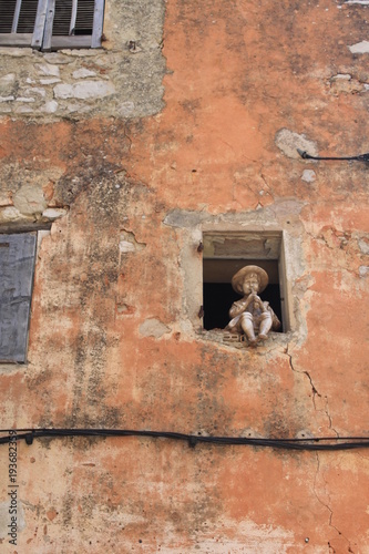 Statue à la fenêtre, Gourdon, France 