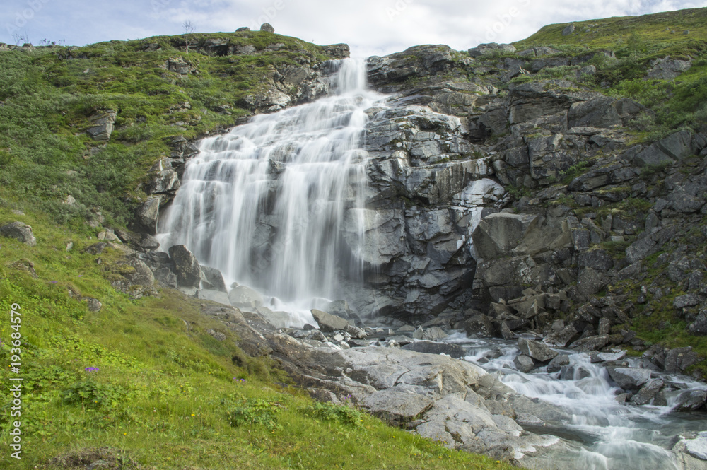 Obraz premium Cascade près de Låktatjåkka
