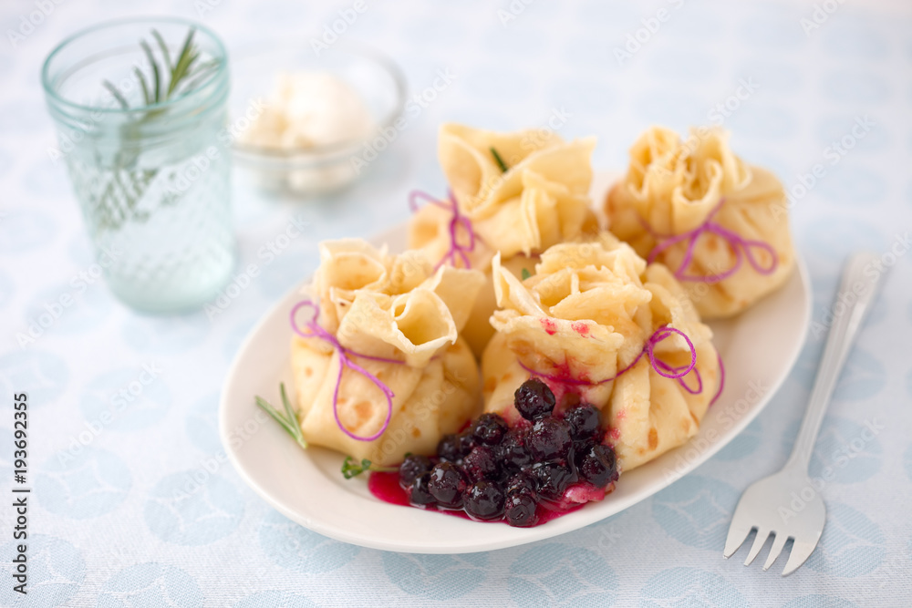 Crepe-Säckchen mit Beeren