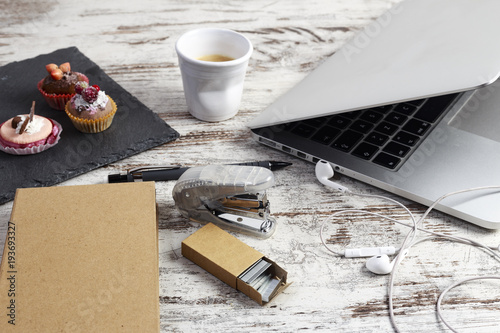 Caffè e paste su tavolo in ufficio photo