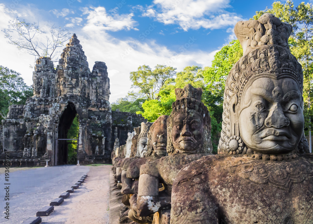 Fototapeta premium Rząd posągów demonów w kompleksie South Gate w Angkor Thom, Siem Reap, Kambodża