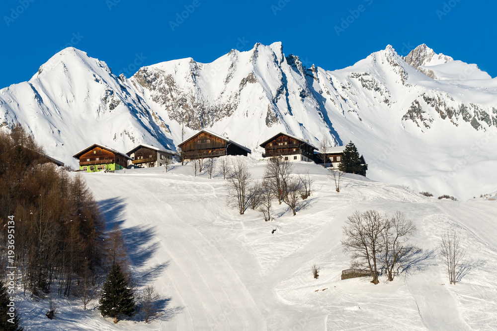 Winterliches Dorf in Osttirol