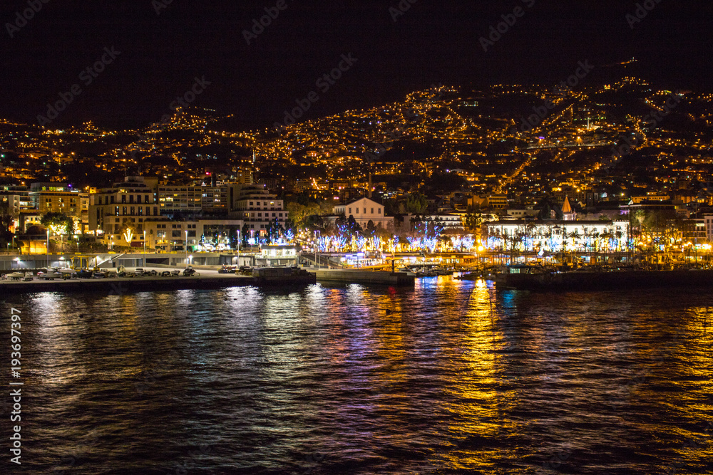 Blick über das nächtliche Funchal