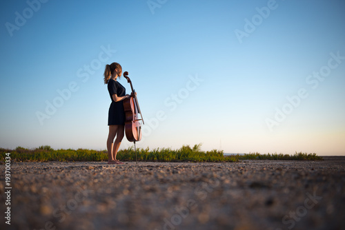 Fotografia Young beautiful girl with her cello on the outside