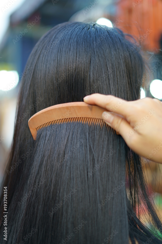 Fototapeta premium Comb long hair Beautiful Girl 