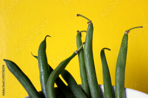 fagiolini in contrasto con sfondo giallo