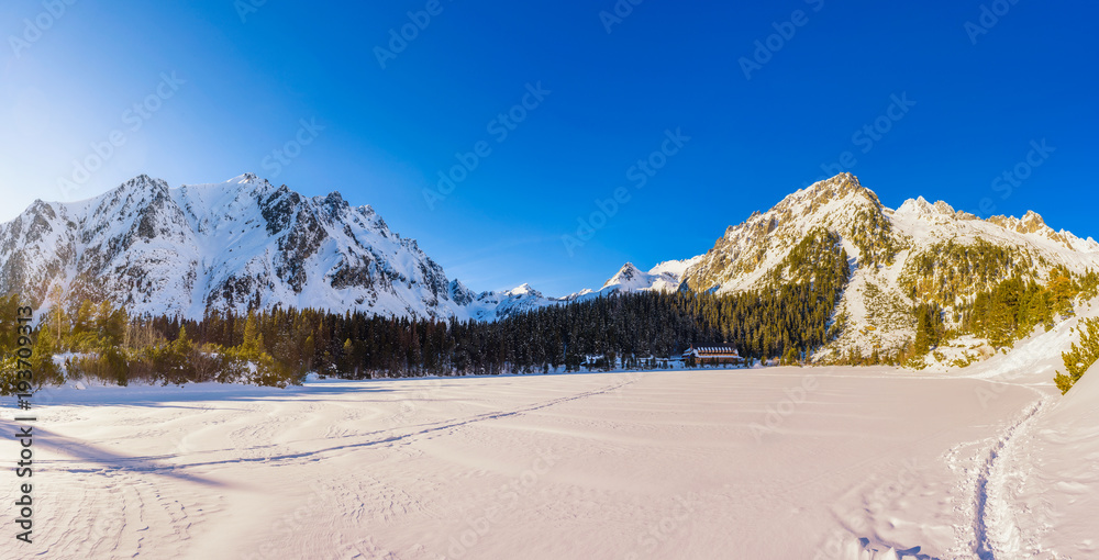 Φωτογραφία Winter panorama of glacial lake in High Tatras, Slovakia
