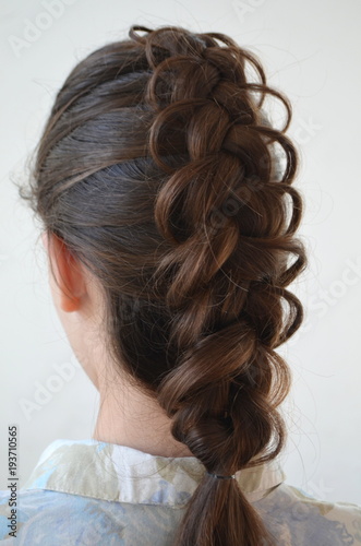 Ажурная французская коса, прическа со средней длиной волос