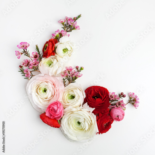Floral round frame with ranunculus flowers, flat lay, top view with copy space © vetre