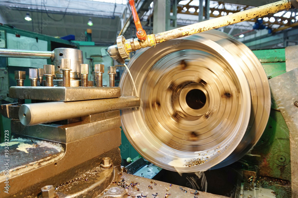 Treatment inside the cylinder with a long mechanical chisel on a lathe