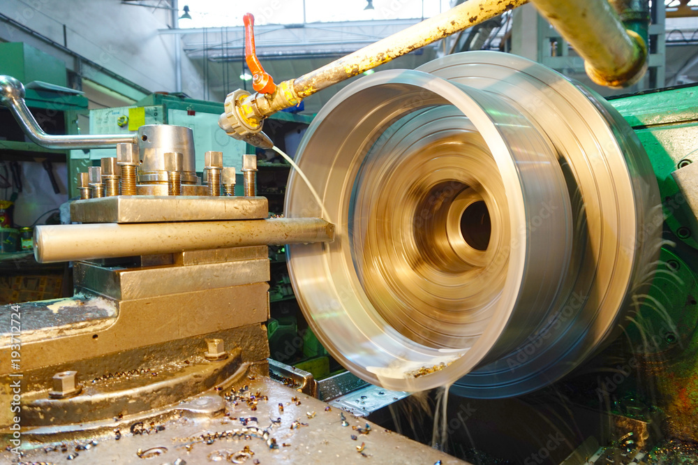 Treatment inside the cylinder with a long mechanical chisel on a lathe