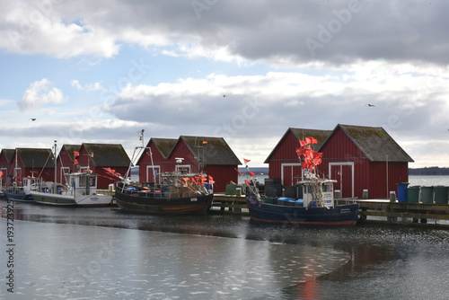 Fischerhütten mit Hafen an der eisigen Ostsee im Februar,  Boltenhagen - Weiße Wiek