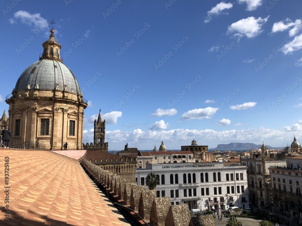 Cupola della cattedrale e tetti di Palermo, Sicilia, Italia