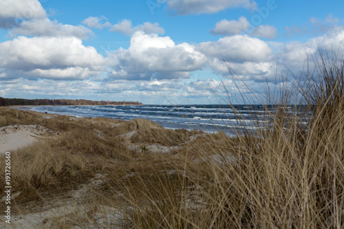 Bl  sig vinterdag vid havet