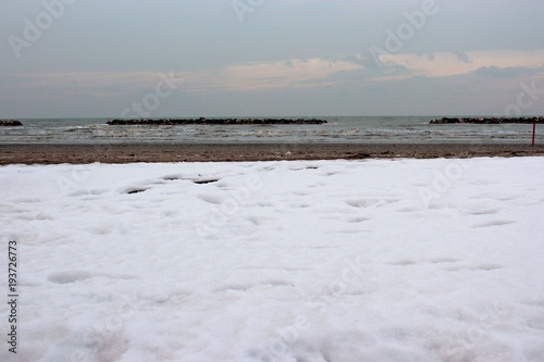 spiaggia con la neve
