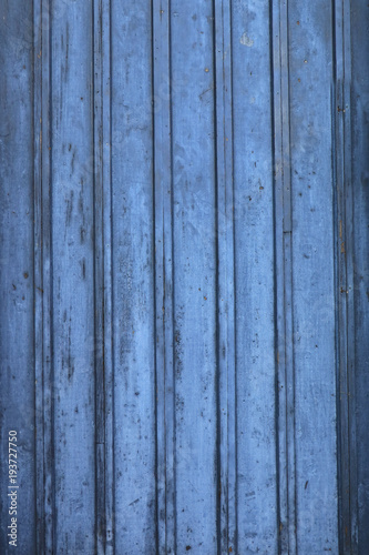 Holzwand aus Brettern in blau alt und verwittert