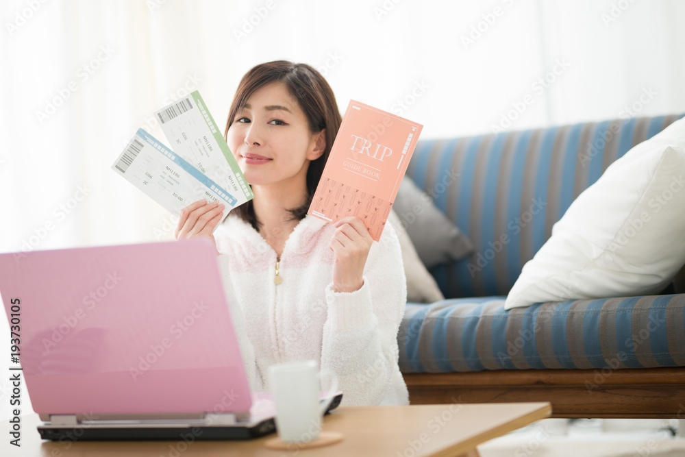 ルームウェア・女性・ソファ ルームウェア・女性・ソファ