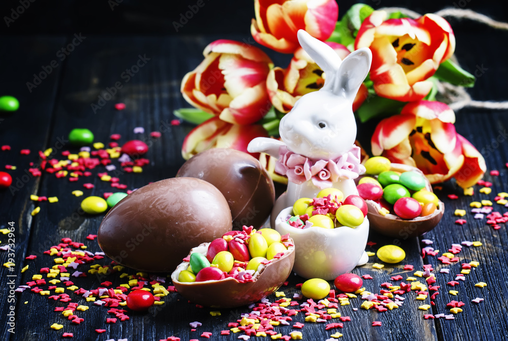 Obraz premium Easter composition with a rabbit and flowers, dark background, selective focus