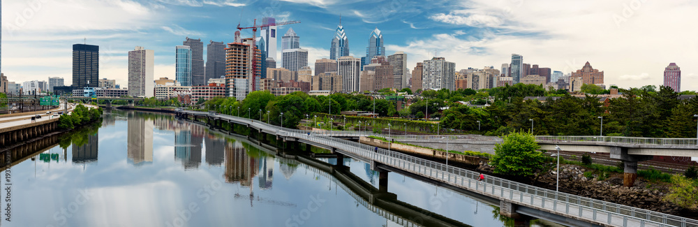 Fototapeta premium Philadelphia Pennsylvania skyline along the river with walking path